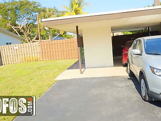 MOFOS - Sabrina Valentine Welcomes Deliveryman J Mac Inside After Seeing The Size Of His Package