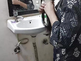 Naukrani ko chod kar bur se paani nikala