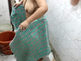 Home Made Mms Video in a Loud Campaign in a Naked Shower