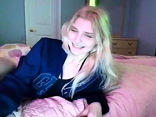Amateur sweet blonde babe sucking cock