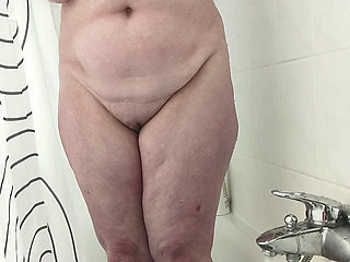 BBW Shaves in the Shower