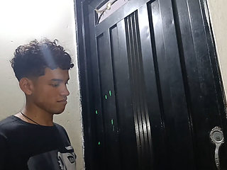 MILF with a big ass cancels the delivery guy with a great blowjob and hard sex