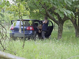 Un voyeur filme un couple baiser