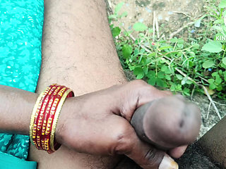Aunty doing hand fuck in the jungle