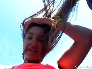 Melena Maria Rya Stripping in Cabrio