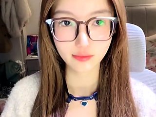 TikTokで話題の最新ダンス動画。メイクなしで