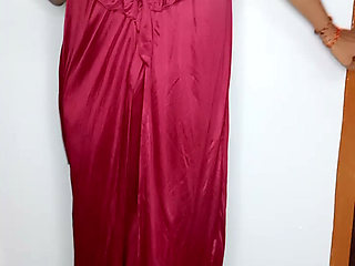 Meri mummy ne kal raat me isi satin nighty ko pahan ke apni chut ki ras chatai