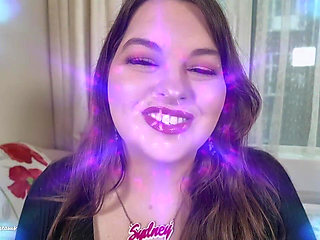 Trippy Kisses - You're Weak & Obsessed with Sydney Screams' Mesmerizing Glossy Lipstick Kisses