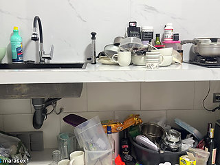 MATURE STEPMOM OF GRNAN ASS VERY HORNY IN THE KITCHEN