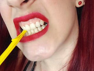 Shyyfxx Pops Balloons With her Butt!