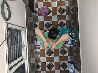 Padosan bhabhi nahate hue dekhi