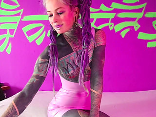 Tattooed Beauty Goes Wild: Intense Solo Anal Masturbation & Deep Assfuck