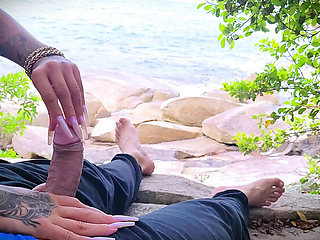 Beach Handjob Surprise Cumshot - Amateur Couple Outdoor Sex