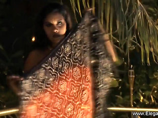 Indian babe in outdoor erotica action