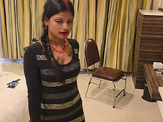 Indian desi Bhabhi ko akela dekh ke dewar bhabhi ko pel diya