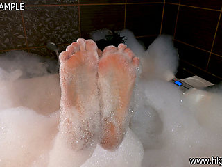 SOFT: Hotkinkyjo have a fun with her feets & pussy in the bath