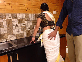 Hot Indian Mallu Aunty Sex with Beautiful Indian Saree