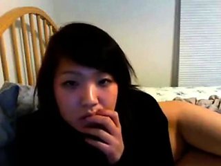 Singaporean Amateur Masturbates on Cam
