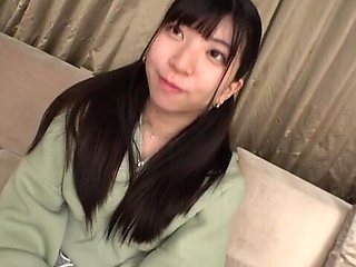 無邪気な色気とキュートなハニカミ笑顔の童顔美女に乳首愛撫