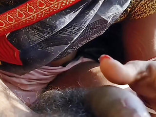 Indian desi village wife ko bhaiya ne ganv ke khet me patni ko chudai kiya.dehat jungal me husband wife ki sexy hindi video