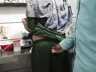 Bhabhi ki Gand Mein Ungali Kar Di While Cooking Food