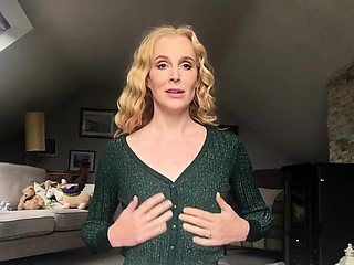 Amateur MILF in sexy stockings masturbates