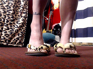 Toe wiggling flip flops