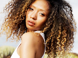 Sensual naked ebony girl shows big bum