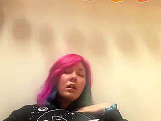 Cute amateur webcam teen girl toying pussy on webcam