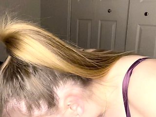 Sexy Slut Gives A Big Cock A Blowjob In The Car