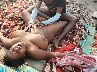 Desi housewife ki tel malish Kiya