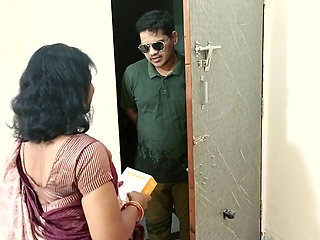 Indian Super Sexy Cute Bhabhi Hardcore Sex with Mobile Company Delivery Executive-Full Masti in Saree Blouse