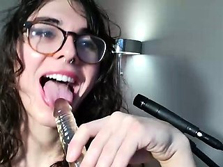 Cute amateur webcam teen girl toying pussy on webcam