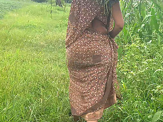 In the middle of the paddy field, the sister-in-law made a mare and loudly fucked the ass and removed the water of the cock, the real sister-in-law enjoyed fucking in the field