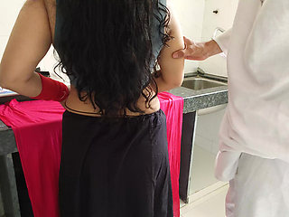 Jab ghar pe koi nahi tha tab muslim ladki ne apni pussy chacha ke lad se aur kiya full romance saaf Hindi awaaz mein