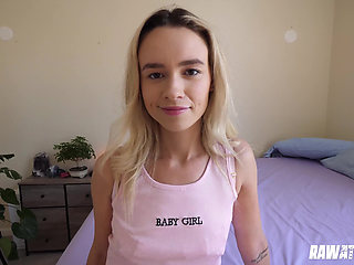 Hot Babe Khloe Kingsley Wants Her Pussy Stretched