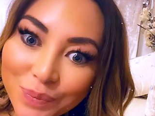 Amateur brunette babe fingering in solo masturbation