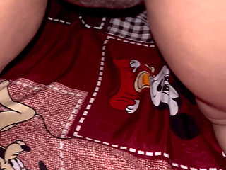 Ghar ka kiraya na dene pe makan malik ne apna lund chusaya or Chut ke badle kiraya maf kiya makan malik ne Makan malik ka bada lund mms