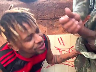 Deu o cu pro milico atr s do quartel e ficou com o cu c