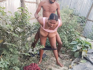 Indian desi wife ki outdoor chudai ki doggy style