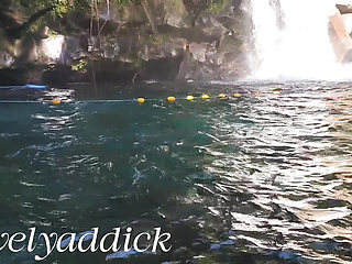 Naligo sa malamig na tubig ng ilog. Outdoor shower.waterfall shower