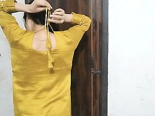 College girl ki kapra khotle huye video bna liya