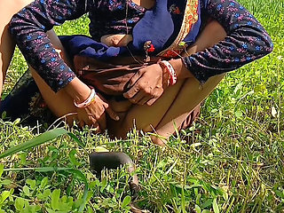 Ghass kat rahi bhabhi ko mut nikala aur milk