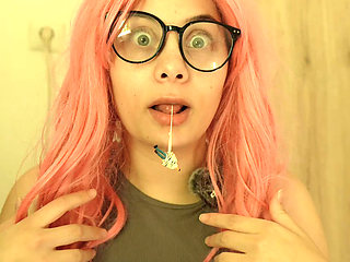 Giantess Chewing Gum