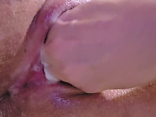 Ana Liz spreads her tight pussy with 5 fingers in the bathtub...