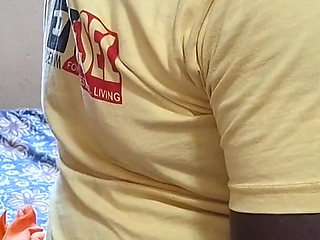 Indian Married Wife Shows Navel to Have a Deal with Houseowner