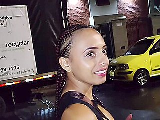 Encuentro A Mi Hermanastra En Mitad De La Calle Orinando Y Me Pide Que Me La Folle En Su Casa