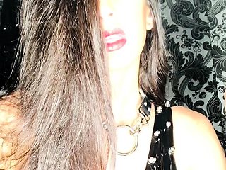 Amateur brunette double toying on webcam