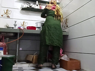 Bihar ki bhabhi pilwati hai