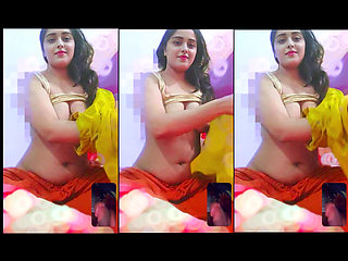 Desi Indian girl fingering and showing her boobs on What'saupp video call viral mms video